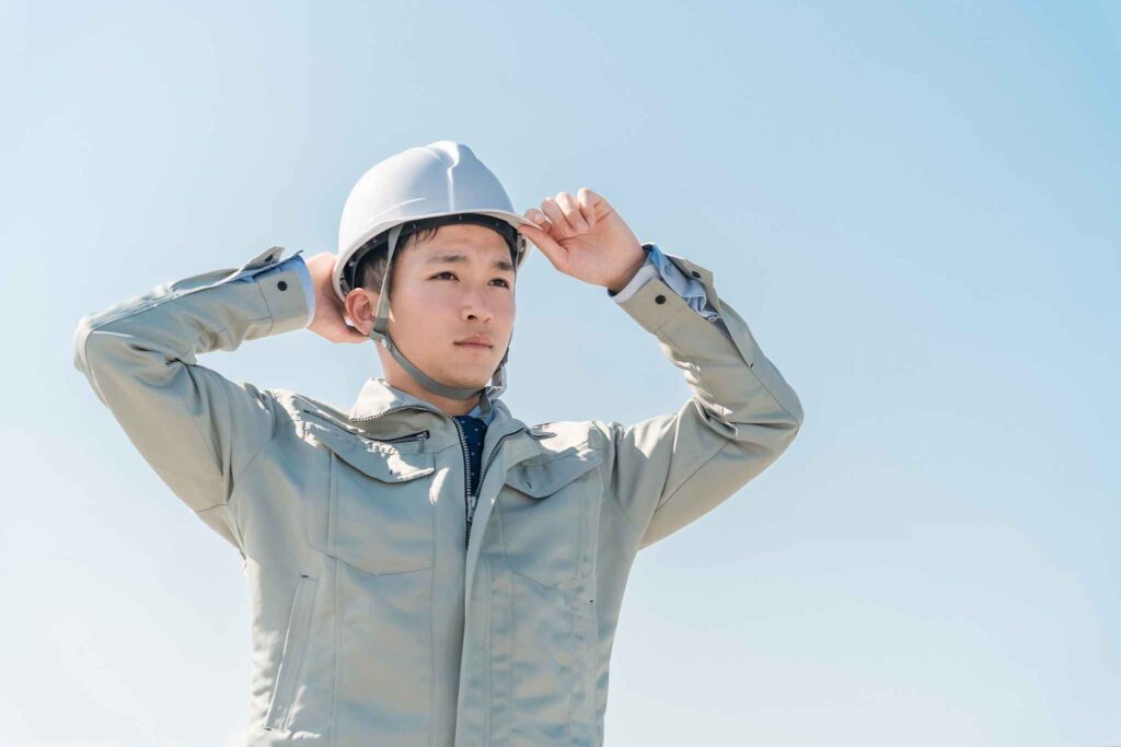 ヘルメットをかぶった男性