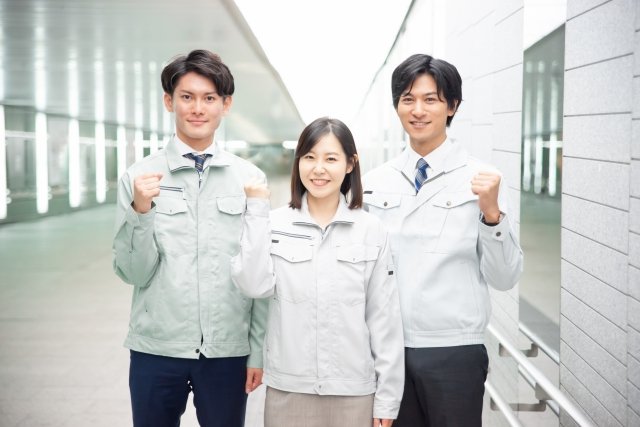 工場勤務の男女3人